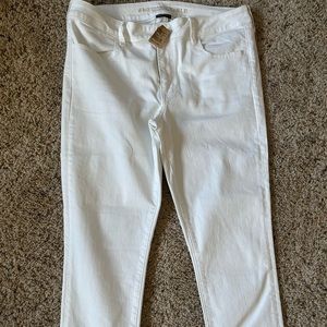 Women’s Size 14 American Eagle Cropped Jeans NWT.